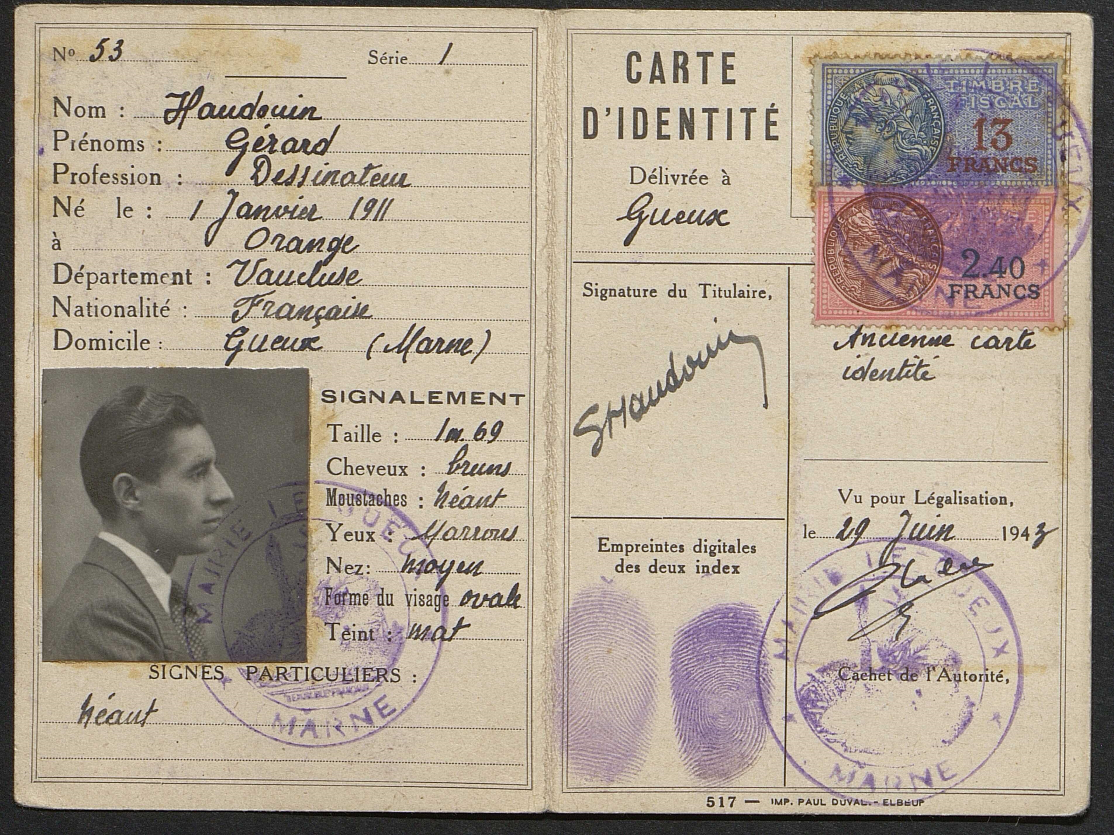 Fausse carte d'identité d'un résistant, datée du 29 juin 1943 : elle comporte son état civil, son signalement, sa photographie, ses emreintes digitales et un tampon "officiel"