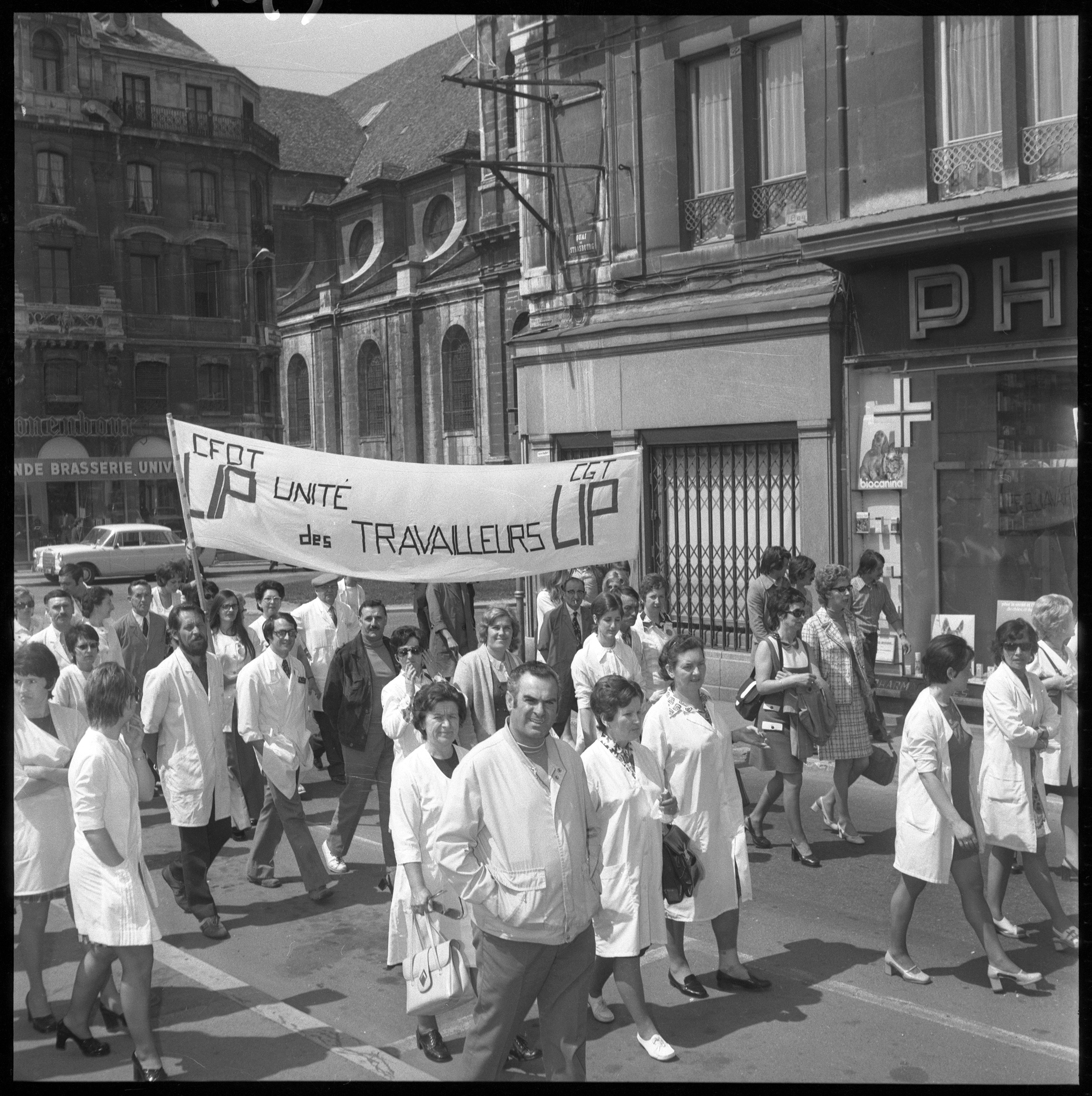 Des membres de la CFDT et de la CGT de l'usine Lip défilent dans les rues de Besançon lors d'une manifestation en août 1973