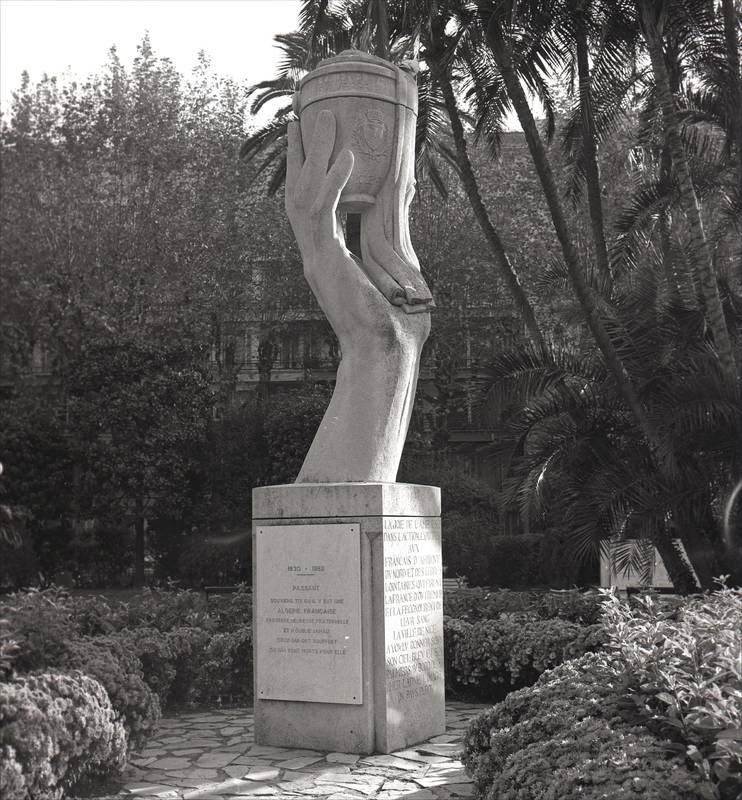 Mémorial des rapatriés du square Alsace-Lorraine à Nice : une main géante tient une urne contenant de la terre du "pays perdu"