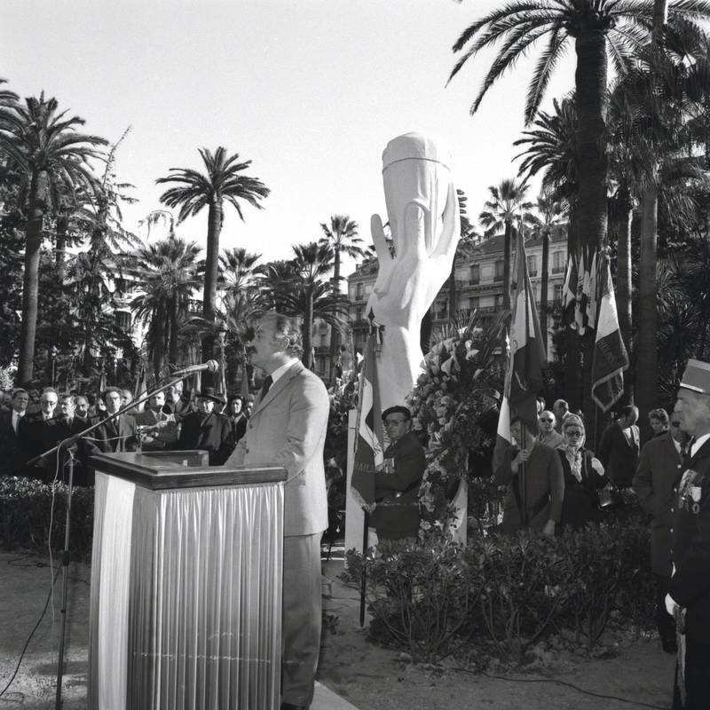Le maire de Nice Jacques Médecin prononce un discours lors de l'inauguration du mémorial des rapatriés du square Alsace-Lorraine en 1973