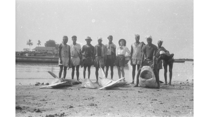 Photographie d'Anita Conti et de son équipe sur un rivage de Guinée