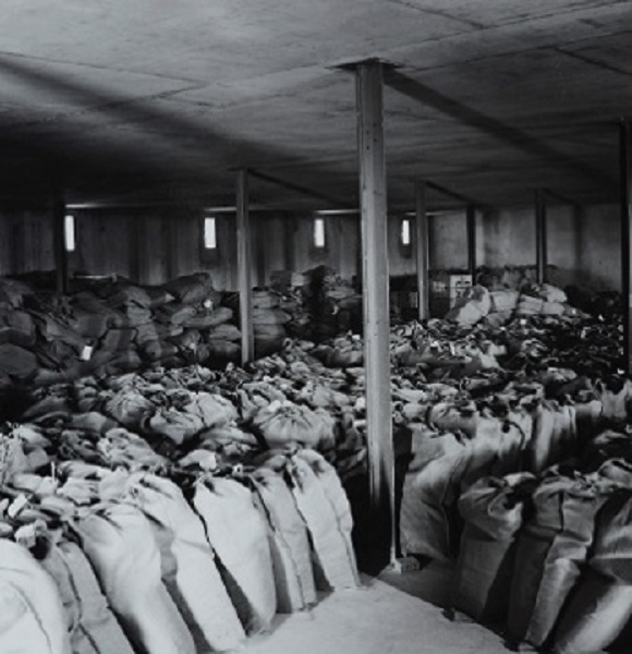 Entassement de sacs postaix contenant des archives rapatriées en 1966