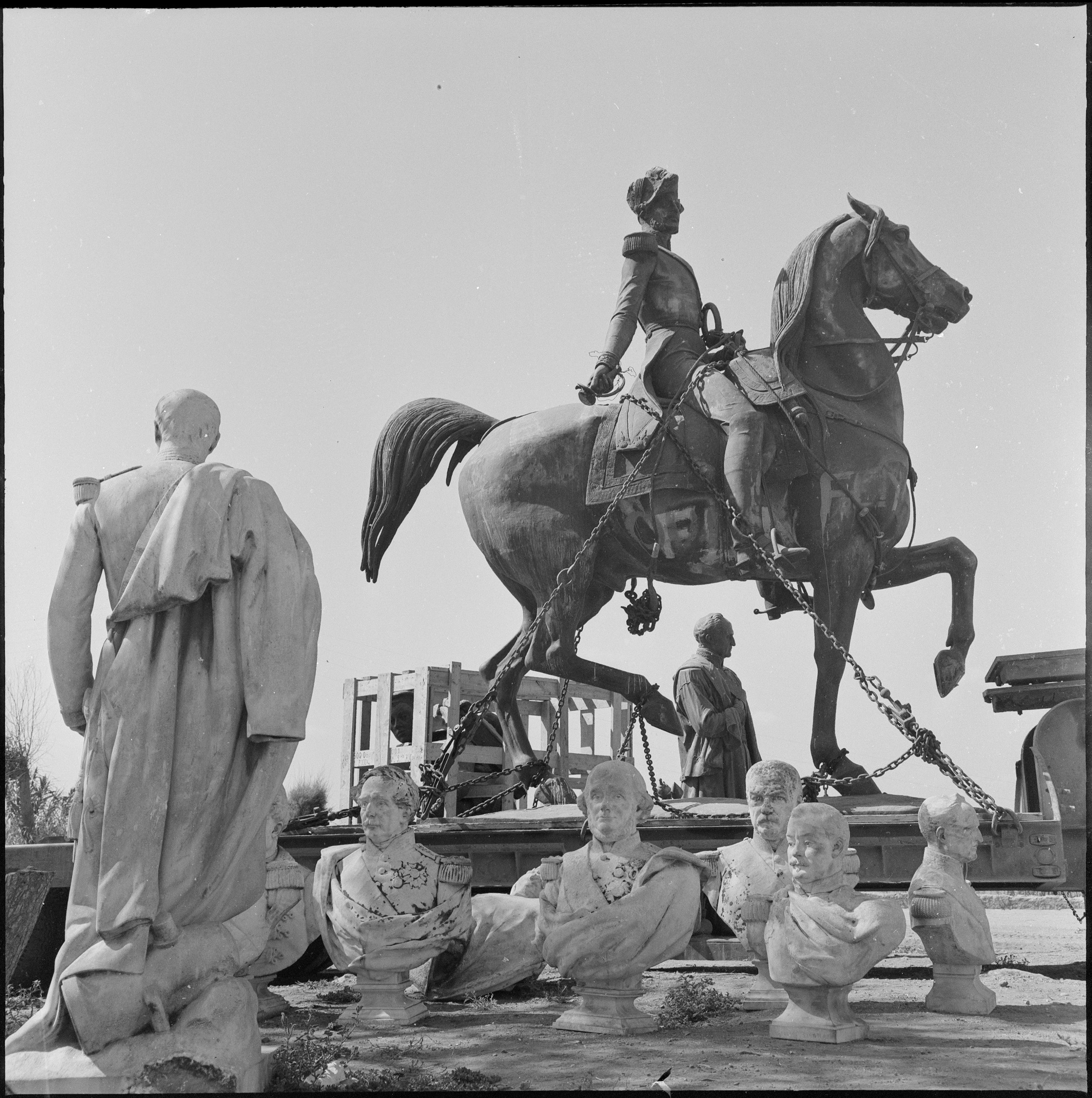 La statue équestre du duc d'Orléans enchaînée sur une remorque en attendant son rapatriement vers la France en jullet 1962 