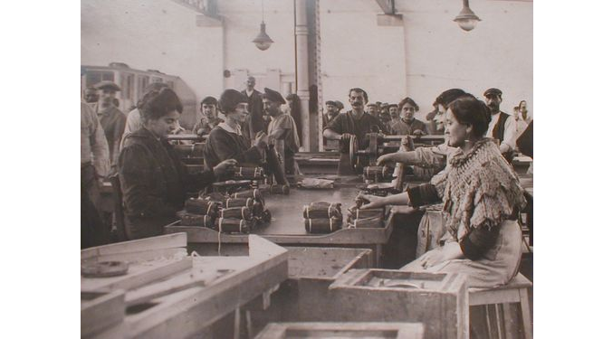 La participation des femmes à l'effort de guerre durant le premier conflit mondial - L'exemple des "pyrotines" de l'arsenal de Toulon