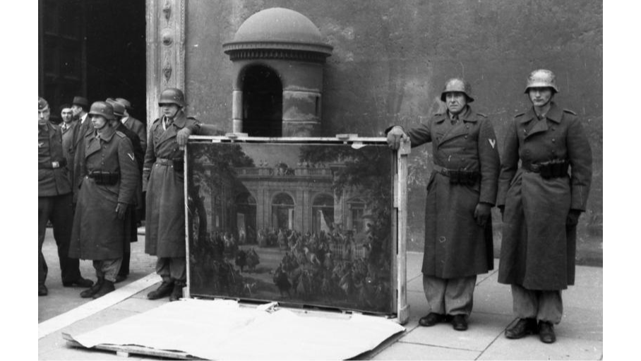 Soldats allemands posant devant un tableau spolié en 1944