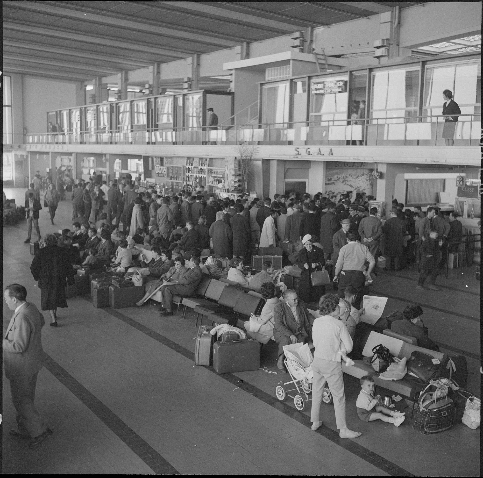 File d'attente à l'aéroport d'Alger en avril 1962