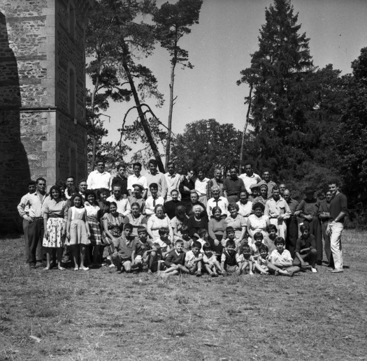 Groupe de rapatriés dans le parc du château de Saint-Angheau (Cantal) en août 1962