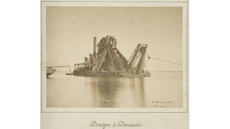 Photographie d'une drague utilisée pour le percement du canal de Suez