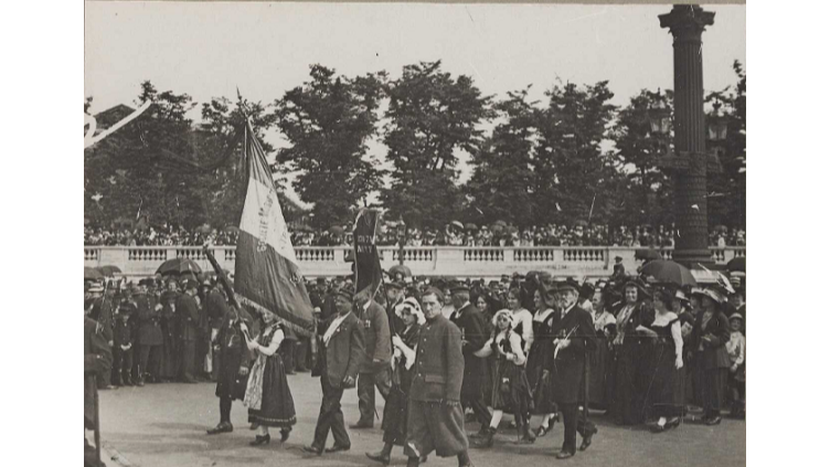 Photographie d'un cortège d'Alsaciens-Lorrains en 1917