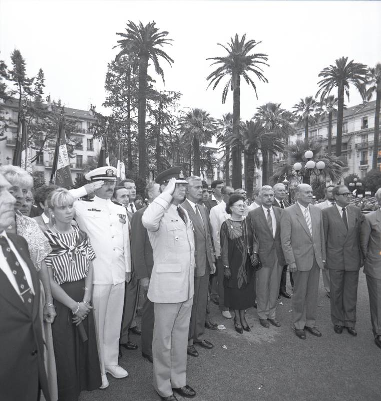 Des personnalités déposent une gerbe devant le Mémorial des rapatriés du square Alsace-Lorraine à Nice lors des journées "25 ans après" en 1987