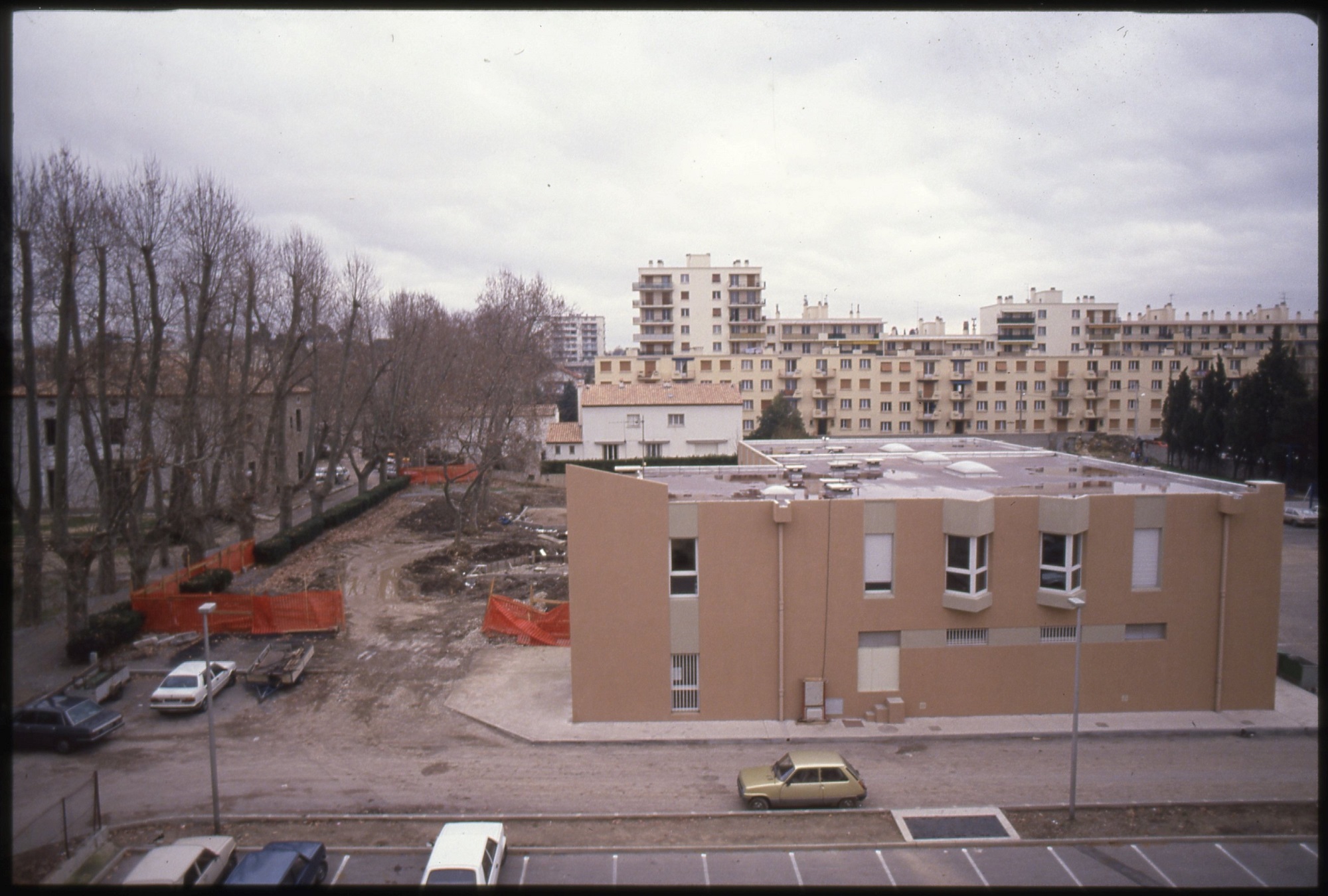 Vue de la deuxième Maison des rapatriés de Montpellier lors de sa construction en 1987