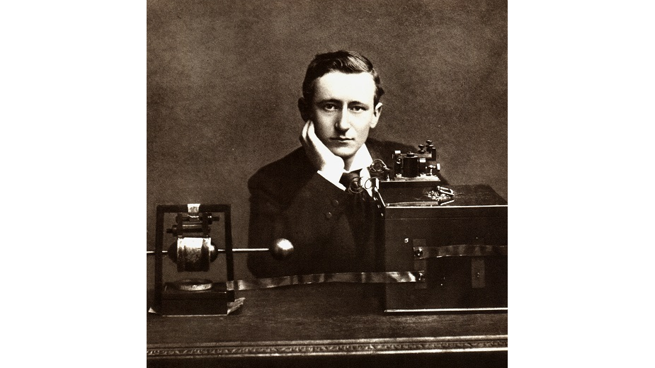 Guglielmo Marconi réalise la première communication sans fil au-dessus de l'Atlantique