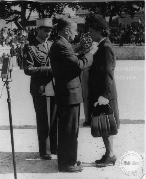 Georges Bidaul, chef du Gouvernement provisoire, remet à Laure Moulin la Croix de Guerre décernée à Jean MOULIN en 1946 à Béziers