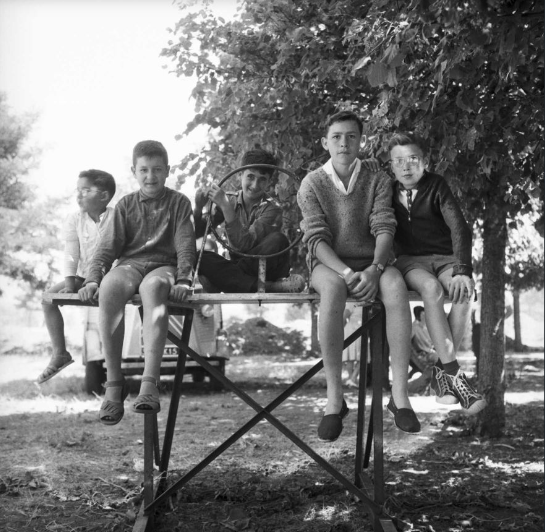 Groupe d'enfants rapatriés hébergés au chateau de Saint-Agheau (Cantal) en juillet 1962